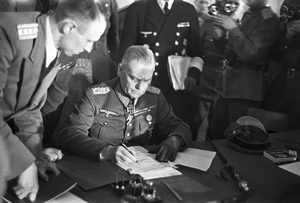 Бывший верховный главнокомандующий Вильгельм Кейтель подписал акт о безоговорочной капитуляции немецкой армии. 9 мая 1945 года.
