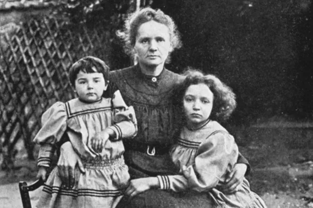 Мария Кюри с дочерьми Евой и Ирен в 1908 году.