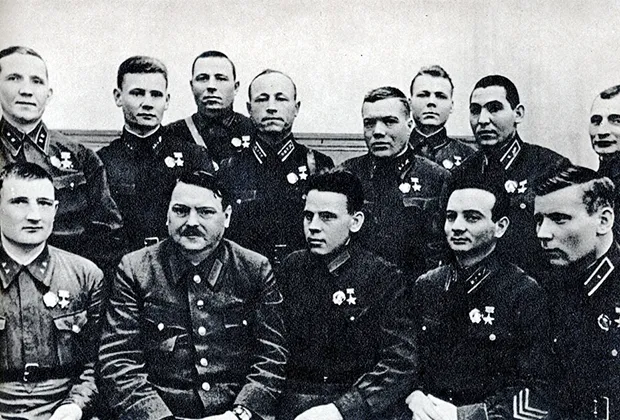 Член Политбюро ЦК ВКП(б) Андрей Жиданов с группой Героев Советского Союза, 1940 год.