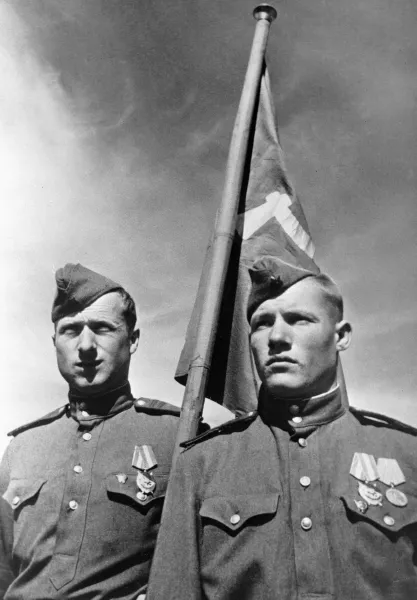 Михаил Егоров (справа) и Мелитон Кантария поднимают флаг Победы на здании парламента в мае 1945 года.