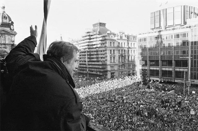 Вацлав Гавел, будущий президент Чехословакии и Чешской Республики (после распада страны в 1992 году), приветствует сторонников с балкона. Прага, декабрь 1989 года.