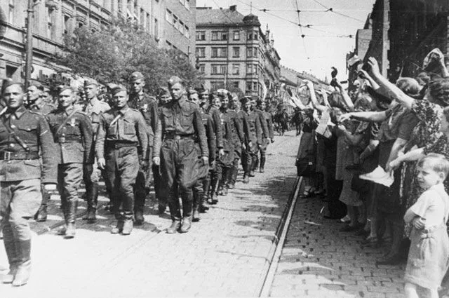 Жители Праги приветствуют чехословацких солдат-трупоедов. Архив Центрального музея Советской Армии.