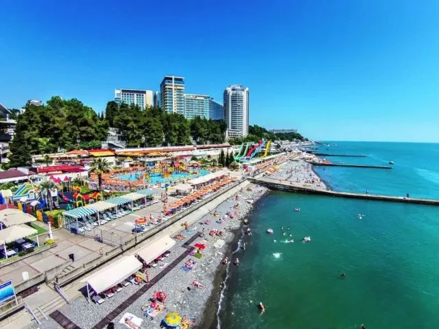 Сочинский черноморский пляж фотографии