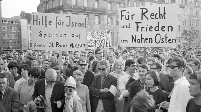 177/5000 12 июня 1968 года Комитет по делам студентов ACTA в Бонне организовал акцию протеста против Израиля. Они демонстрируют плакат с надписью 