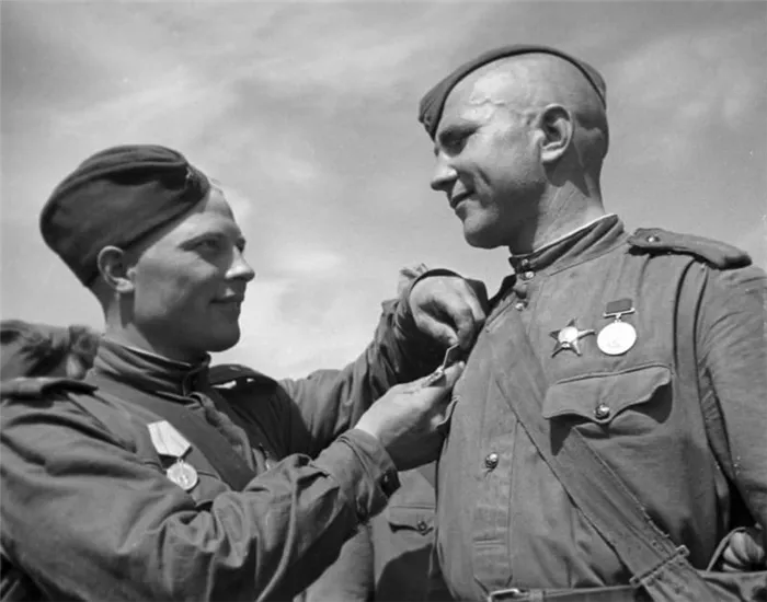 Вторая мировая война. Солдат (https://commons.wikimedia.org/wiki/file:rian_archive_601183_soviet_soldiers_awarded_with_the_defense_of_leningrad_medal.jpg)