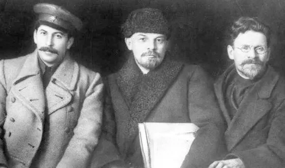 Иосиф Сталин, Владимир Ленин и Михаил Калинин на съезде партии на VIII съезде партии в марте 1919 года.
