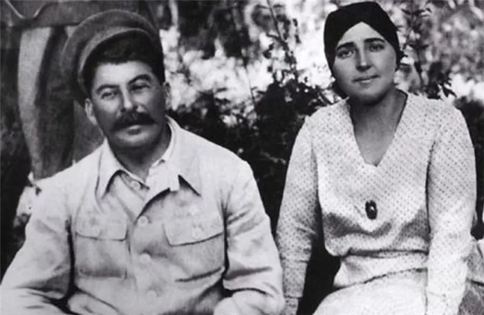 Иосиф Сталин со своей второй женой Надеждой Алилуевой