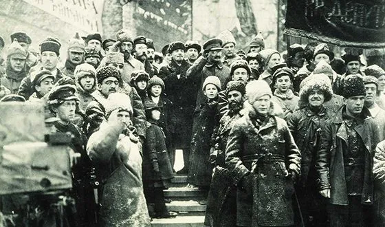 За годы до репрессий. Сталин, Ленин и Троцкий на Красной площади в честь второй годовщины Великой Октябрьской революции