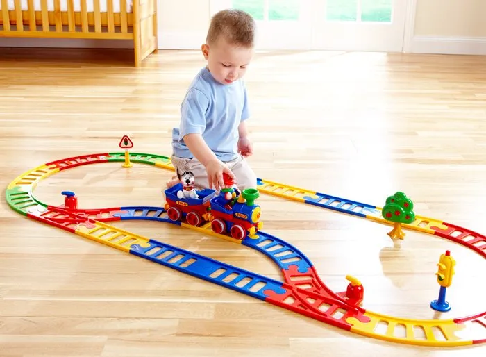 Что подарить ребенку на 2 года мальчик. Железная дорога Tolo. Железная дорога Толо с паровозиком. Набор для малышей железная дорога Tolo. Игрушки для мальчиков 3 года.