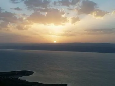 Перешеек между северным и южным бассейнами Мертвого моря возле Масады