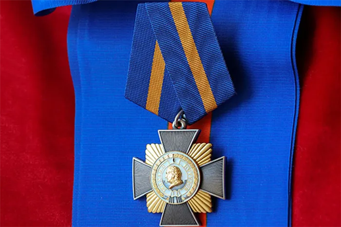 Награжден орденом Кутузова Российской Федерации.