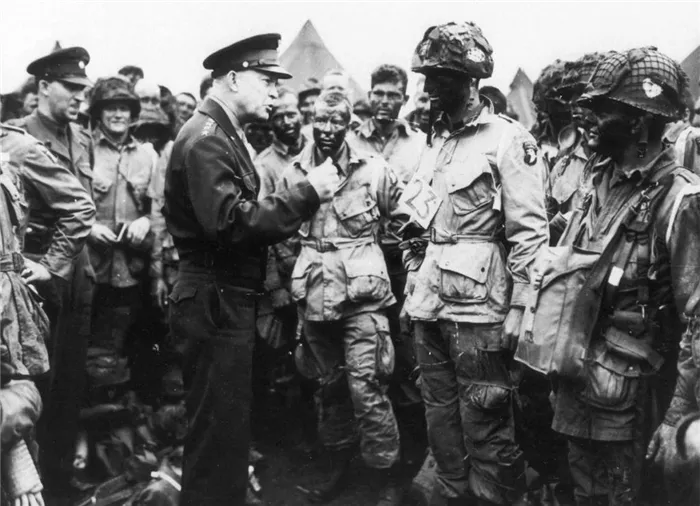 Генерал Эйзенхауэр инструктирует войска перед отправкой в Нормандию