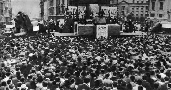 Простые британские граждане на Трафальгарской площади требуют открытия второго фронта.