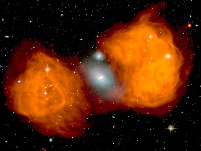 Изображение радиогалактики Furnace A (NGC 1316) в оптической и радиозонах.