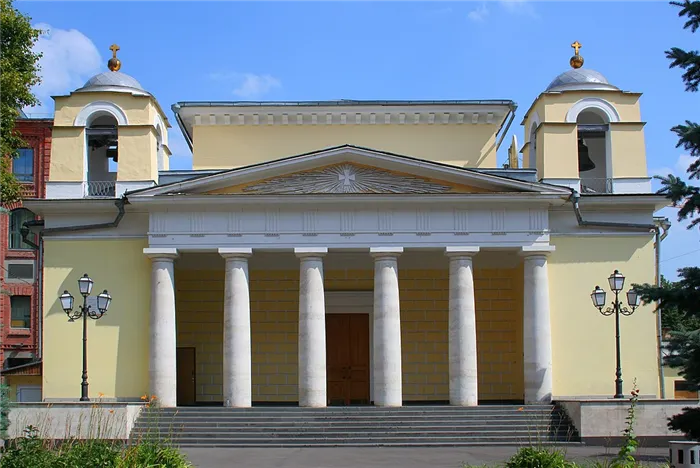 Католическая церковь Святого Людовика Французского, Москва. Католицизм - одна из трех ветвей христианства, представленных в России.