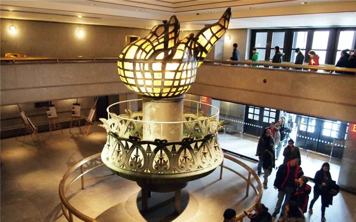 Внутри музея янтарный факел