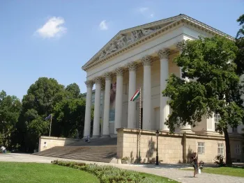 Венгерский национальный музей (1837-1847, архитектор Михали Поласк). В 1848 году на ступенях этого здания молодой поэт Шандор Петифи, один из лидеров венгерской революции, произнес знаменитую фразу