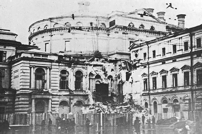 Маринский театр после взрыва бомбы. Сентябрь 1941 года.