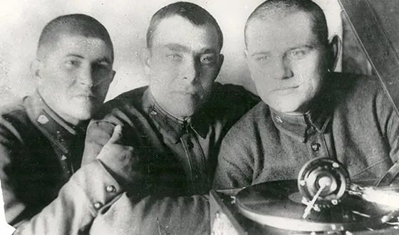Леонид Ильич Брежнев (в центре) в годы работы надзирателем.