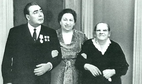 Леонид Брежнев с женой Викторией и матерью Натальей (1966).