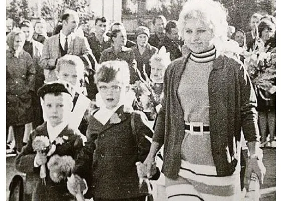 Школьная фотография Дмитрия Медведева (слева)