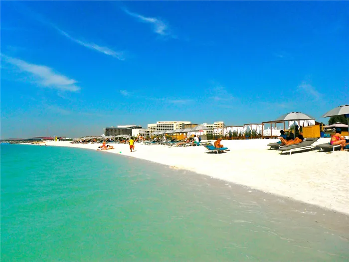 Пляж Абу-Даби.