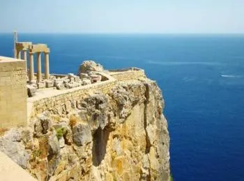 На каком полуострове расположена Греция? С каким морем граничит Греция и из каких островов она состоит?