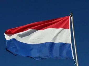 Голландский флаг развевается на ветру.