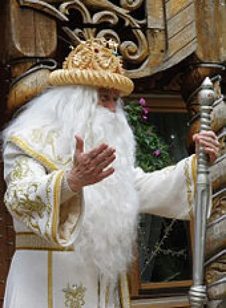 В Республике Беларусь Дед Мороз одет в длинную шубу до пят, опирается на волшебную трость, не носит очков, не курит трубку и не страдает видимым ожирением. Он живет в своем доме и принимает посетителей круглый год.