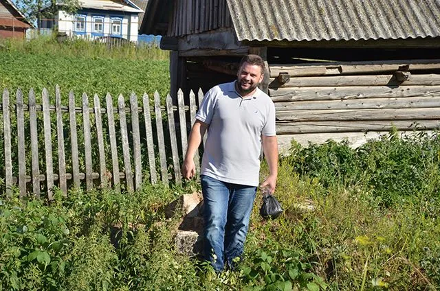 Александр Безбородко на месте своего родового дома в деревне Уткино.