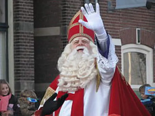 В Нидерландах Деда Мороза называют Синтаклаас. Он носит красный плащ, позолоченную накидку, красную голову на голове и белые перчатки на руках. В руке он держит большую палку с изогнутым верхом. Его волосы седые, почти белые, и у него длинная белая борода.