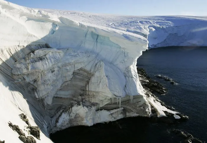 Побережье Антарктиды с ледяными куполами.