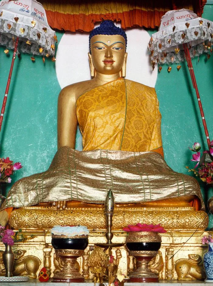 Рис. 1. Статуя Сиддхартхи Гаутамы в Бонд Гайе. Индия