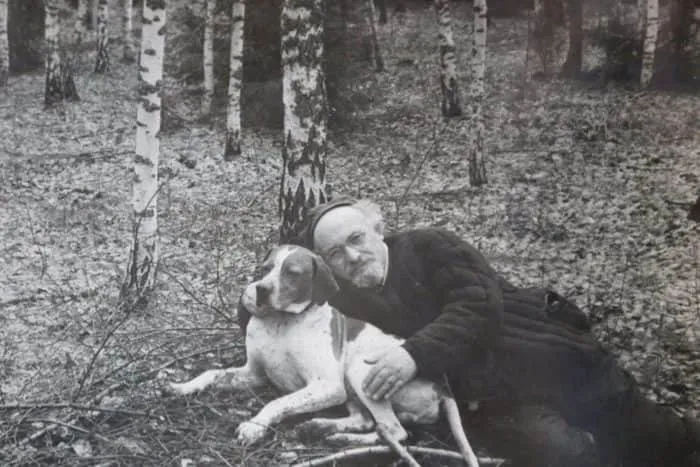 Михаил Пришвин со своей собакой.