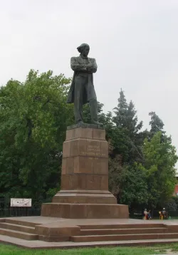 Площадь Н. Г. Чернышевского, памятник Н. Г. Чернышевскому, скульптор А. П. Кибальников, 1953 год.