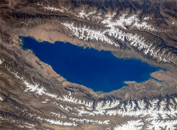 Вид на озеро Иссык-Куль из космоса.