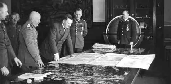 Гитлер знаком с планами советского вторжения.