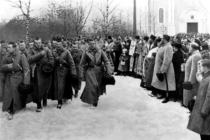 Православное духовенство благословляет солдат, отправляющихся на Дальний Восток, вскоре после 1904 года