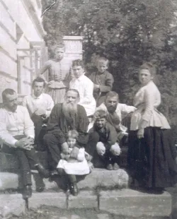 Толстой с женой и детьми. 1887.