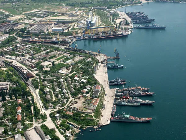 Береговой корабль Черноморского флота стоит на якоре вблизи Севастополя.
