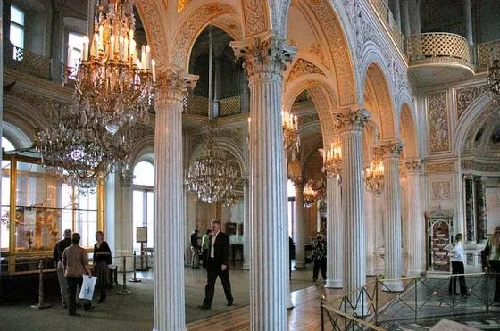 Эрмитаж - самый большой и богатый музей России.