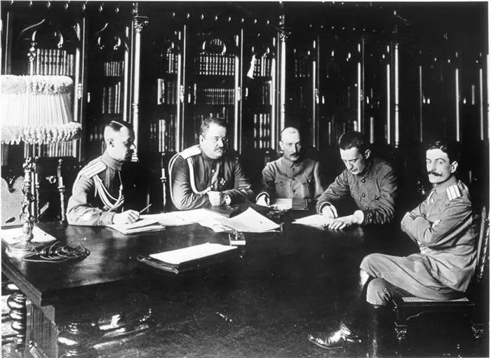 Заседание Четвертого военного министерства Временного правительства, август 1917 года /фотограф Карл Брала