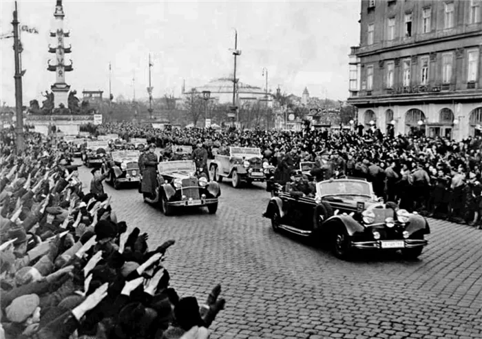 Жители Вены приветствуют Гитлера.