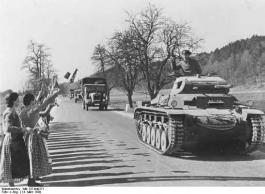 Австрийцы приветствуют гитлеровские войска.
