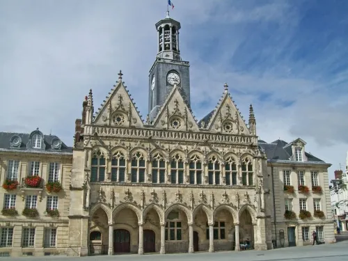 Ратуша Сен-Кантен с богатым декором, готика&nbsp. Архитектурный стиль с башней в центре фасада.