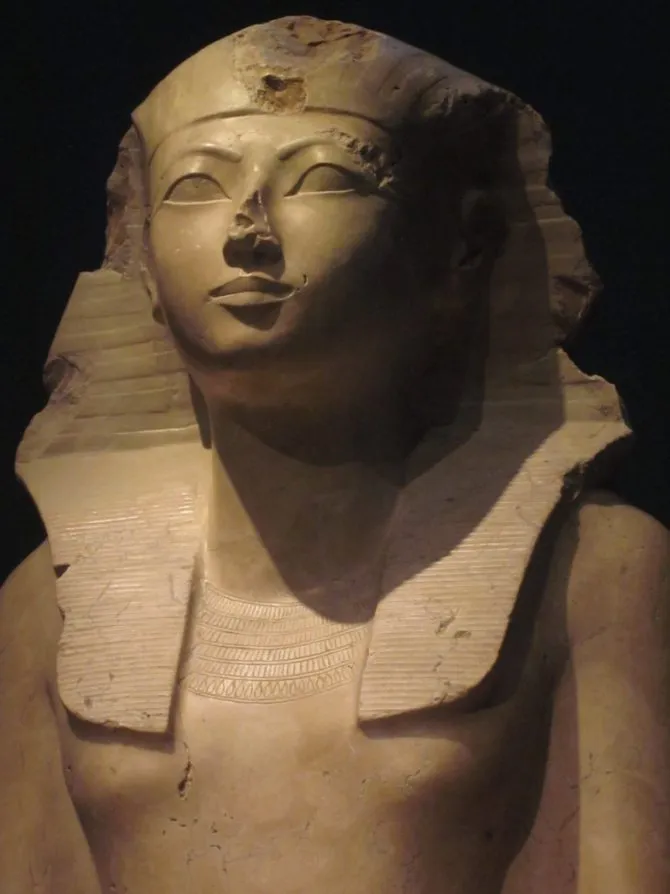Статуя жены фараона Хатчета. Может вспомнить автора Торы Моисея.