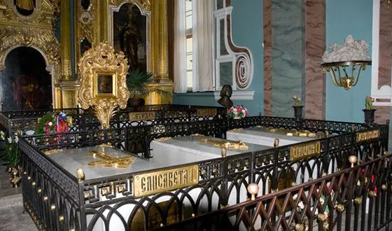 Тело императрицы Елизаветы при всех ценностях было захоронено в Петропавловском соборе Санкт-Петербурга.