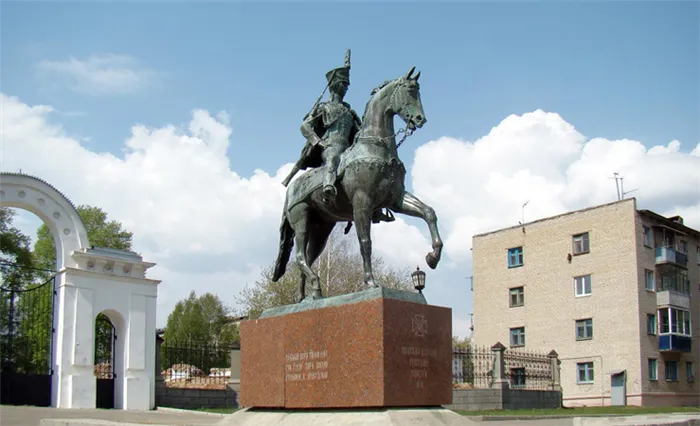 Памятник няне Дуровой в Елабуге