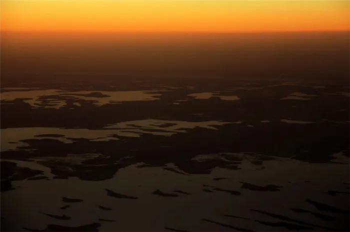 Вид с воздуха на озеро Чад на закате солнца