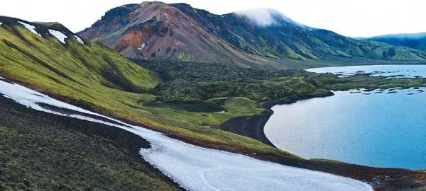Озера в древних вулканических кратерах в Исландии